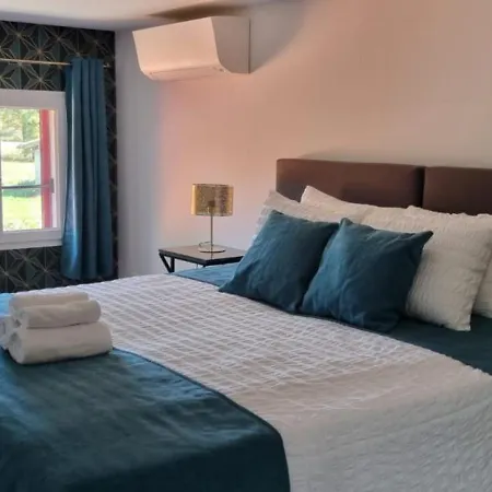 DOMAINE DES PIERRES PRECIEUSES - Demeure de Charme - Grand Standing - 15 pers - Spa - Massages - Détente et Bien-être - 30' Bordeaux Vakantiehuis Gauriaguet