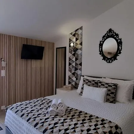 DOMAINE DES PIERRES PRECIEUSES - Demeure de Charme - Grand Standing - 15 pers - Spa - Massages - Détente et Bien-être - 30' Bordeaux Vakantiehuis Gauriaguet